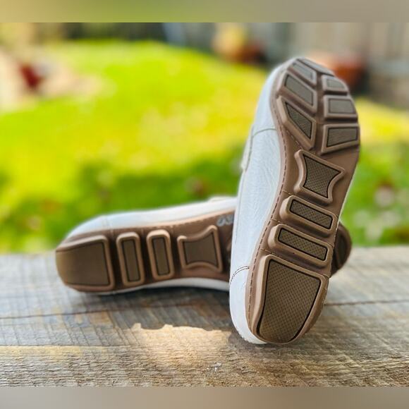 Cynthia Rowley Squeeze| White/Cream Leather Slip-On Loafers. Size 6M. NEW - Picture 7 of 7